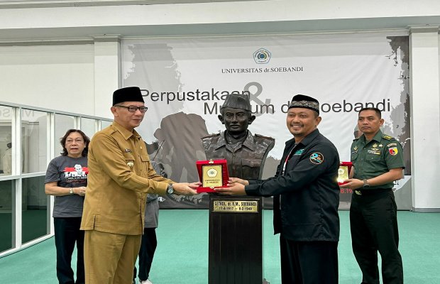 Foto: Wakil Bupati Jember Gus Firjaun museum Letkol dr RM Soebandi 