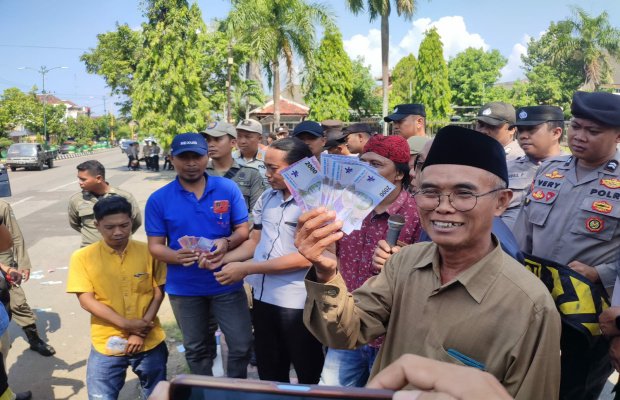 Foto: Aliansi Masyarakat Sumenep Bersuara saat melakukan aksi demo ke kantor DPRD Sumenep