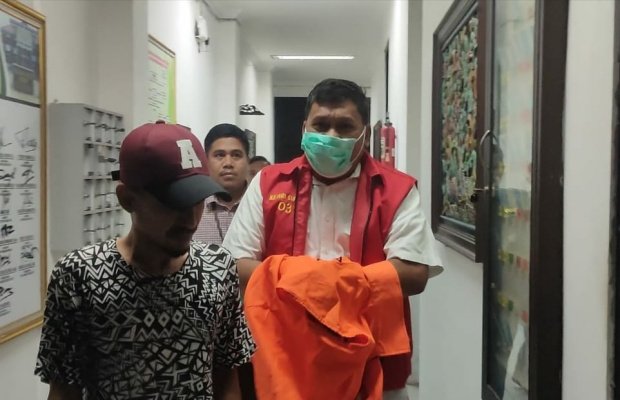 Foto: Tersangka AZ mengenakan rompi orange