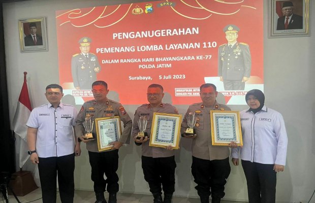 Foto : pemberian penghargaan