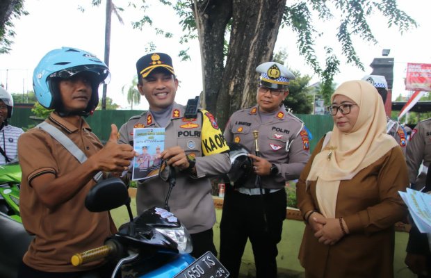 Foto: Wakil Bupati Sumenep bersama Kapolres saat memberikan helm kepada pengendara yang tertib