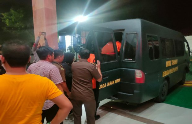 Foto: Tersangka korupsi gedung Dinkes Sumenep saat akan dimasukkan mobil tahanan