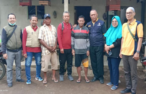 Foto: Keluarga besar Samsul Arifin ODGJ korban pasung di Desa Pace, Jember. 