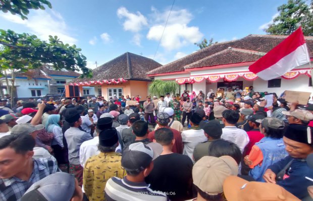 Foto:  Warga Desa Mundurejo gelar demo di halaman Kantor Kecamatan Umbulsari 