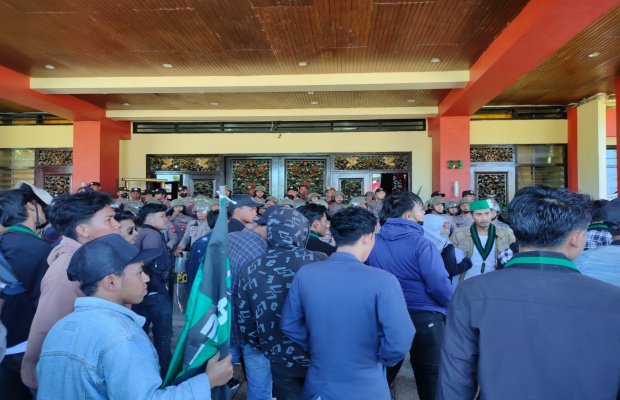 Foto: Massa Aksi HMI Sumenep saat melakukan aksi demonstrasi ke kantor pemkab