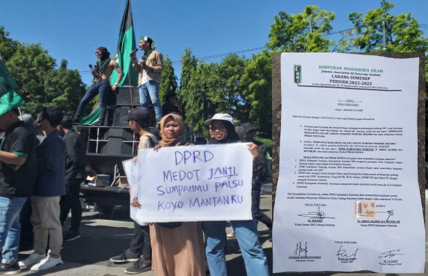Foto: Massa aksi HMI Sumenep saat melakukan demonstrasi ke kantor DPR