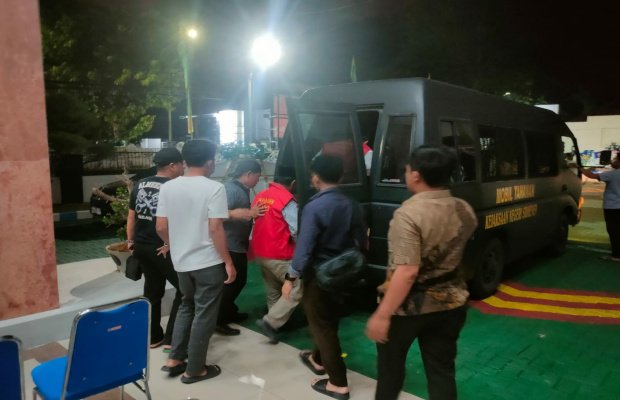 Foto: Dua Dari Tersangka Kasus Korupsi Gedung Dinkes Sumenep saat akan dimasukkan mobil tahanan