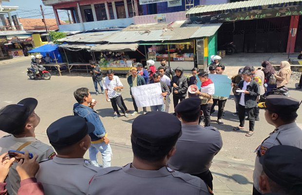 Foto: Aliansi Amanat Rakyat saat melakukan demonstrasi ke kantor DKPP Sumenep