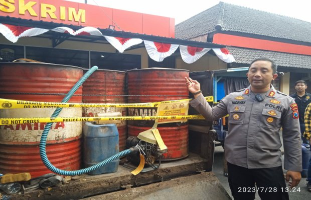 Foto: Anggota Polres Jember saat menunjukkan barang bukti milik tersangka.