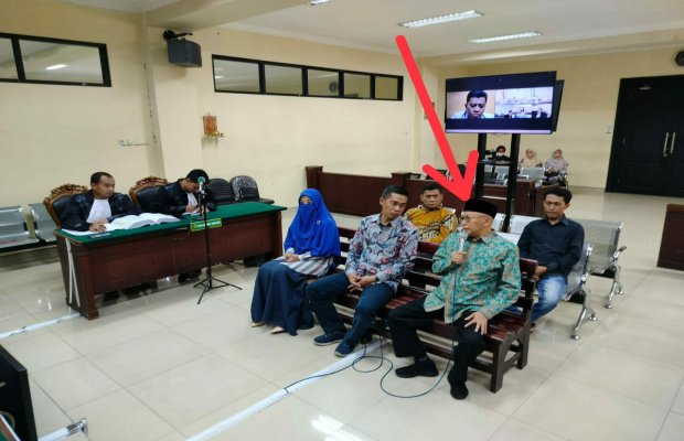 Foto: Mantan Bupati Sumenep A. Busyro Karim saat Menjadi Saksi Sidang Terdakwa Kasus Kapal 'Ghoib' PT Sumekar di PN Tipikor Surabaya