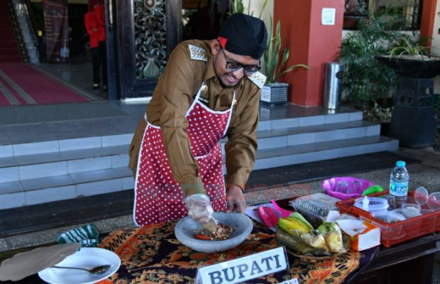 Foto: Bupati Sumenep H. Achmad Fauzi Wongsojudo ngulek rujak didepan Kantor Pemkab