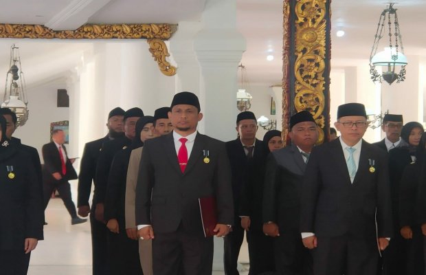 Foto: Kadisdik Sumenep Agus Dwi Saputra saat terima penghargaan di Pendopo Agung Keraton Sumenep