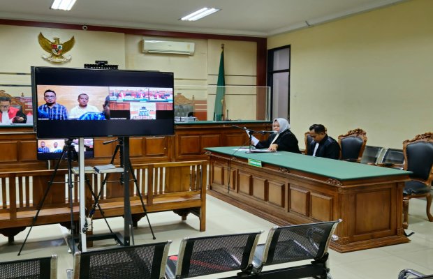 Foto: Suasana Sidang Perdana Kasus Korupsi Gedung Dinkes BPMP dan KB Sumenep di PN Surabaya