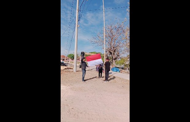 Foto: Pengibaran Sang Saka Merah Putih di Kampung Tapakerbau,  Gapura, Sumenep, Kamis (17/08/2023).