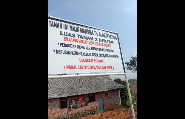 Foto: Plang larangan mengutak atik lahan yang diduga diserobot