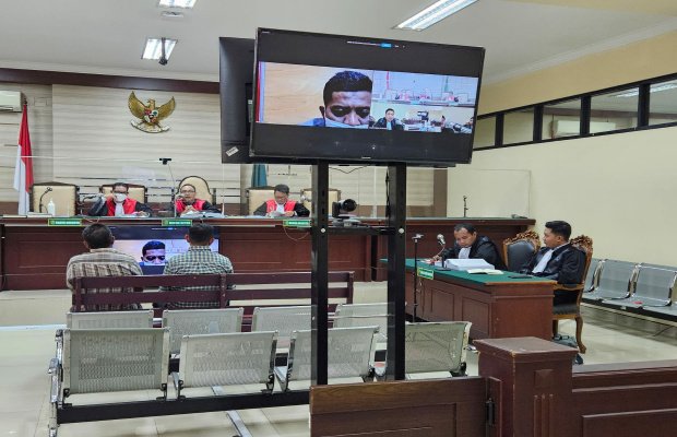 Foto: Suasana Saksi Sidang Kasus Korupsi Kapal 'Ghoib' Mantan Bupati Sumenep di Surabaya