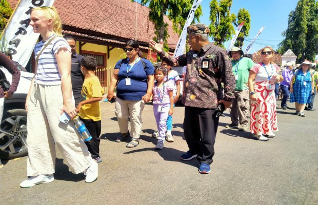 Foto: Kadisbudporapar Sumenep Menyambut Kedatangan Wisman di Depan Keraton Sumenep, Jum'at 25 Agustus 2023.
