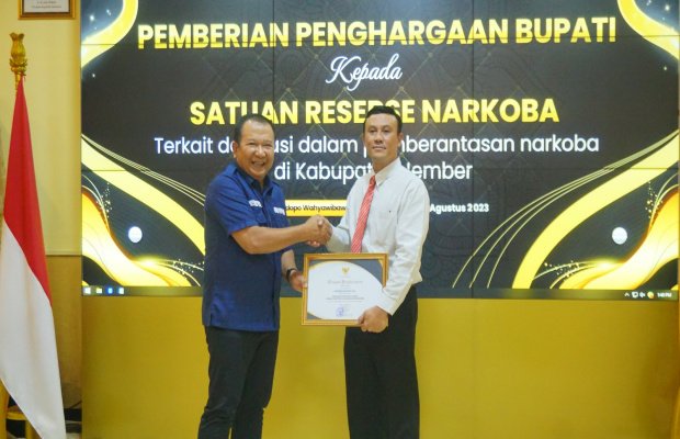 Foto: Bupati H. Hendy saat memberikan penghargaan