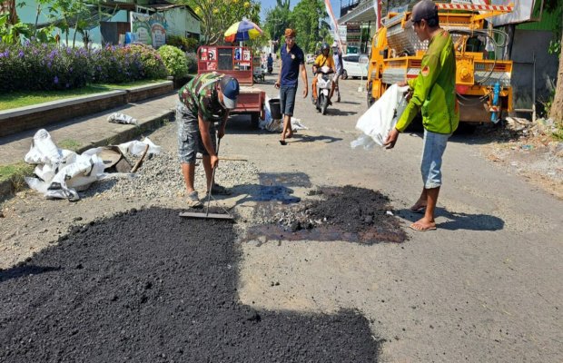 Foto : Perbaikan Jalan Berlubang Menggunakan Truk Alpomain