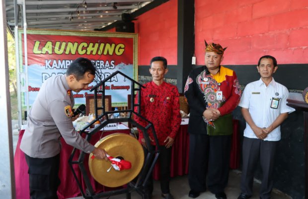 Foto: Kapolres Sumenep saat meresmikan kampung bebas narkoba