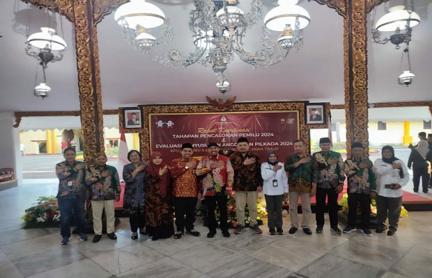 Foto: Komisioner KPU Jatim berfoto bersama Bupati dan Komisioner KPU Sumenep