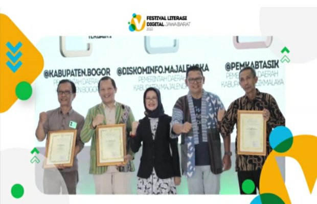 Foto: Pemkab Bogor saat menerima penghargaan