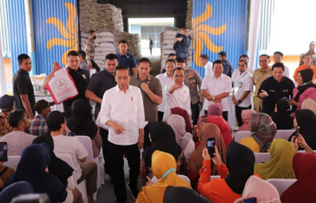 Foto: Presiden Jokowi saat Memantau Persediaan Beras di Gudang Bulok Dramaga