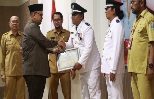 Foto : Bupati Probolinggo Drs. HA Timbul Prihanjoko Menyerahkan Penghargaan  