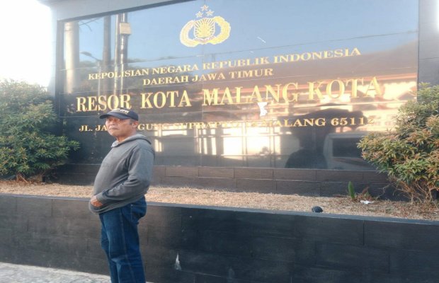 Foto: Korban penarikan paksa dept collector saat berfoto didepan Polresta Malang