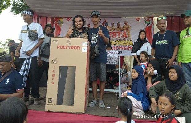 Foto: Doorprize berupa kulkas pemberian langsung dari kades Sofyan 