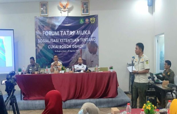 Foto: Kasatpol PP Sumenep Ach. Laili Maulidy (pegang mik) saat memimpin Forum Tatap Muka