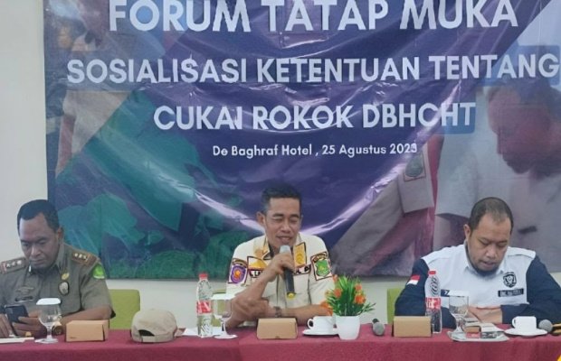 Foto: Kepala Seksi Kepatuhan Internal dan Penyuluhan Bea dan Cukai Madura, Zainul Arifin, ketika menjadi narasumber Forum Tatap Muka yang digelar oleh Satpol PP Sumenep