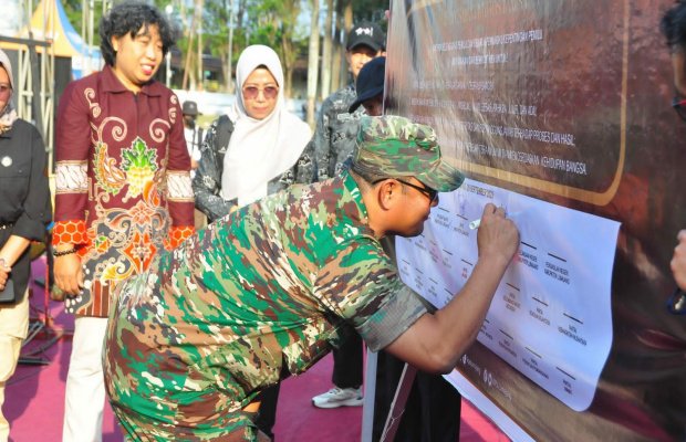 Foto : Dandim 0821 tandatangani deklarasi pemilu damai 2024