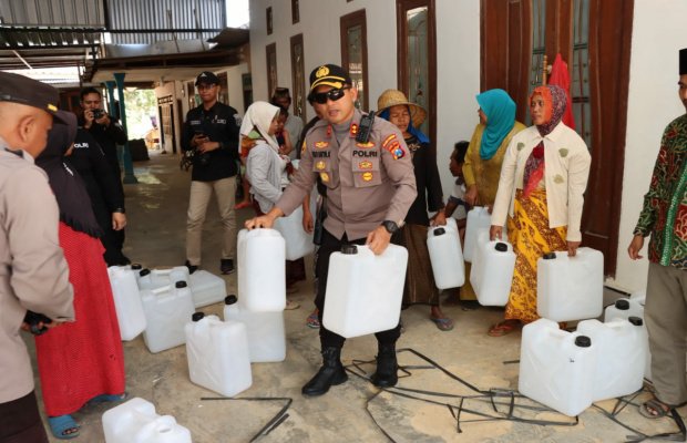Foto: Kapolres Sumenep salurkan air bersih ke Desa Prancak & Desa Montorna, Kecamatan Pasongsongan