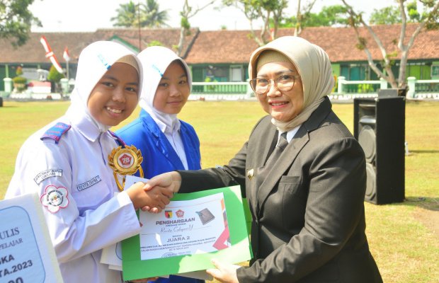 Foto : PJ Bupati Lumajang berikan hadiah secara simbolis