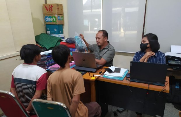Foto : Dua Pelaku Pencabulan Siswi SMP saat di introgasi petugas