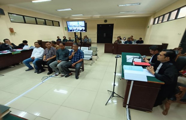 Foto: Para Terdakwa Kasus Korupsi Gedung Dinkes Sumenep saat menjalani sidang di PN Tipikor Surabaya