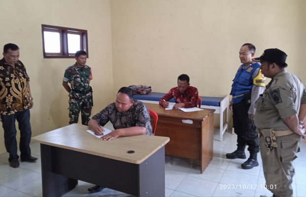 Foto: Dua calon kasun Krajan Firman Dwi Meifandi dan Ismail saat mengikuti ujian tulis di ruangan aula Pakusari