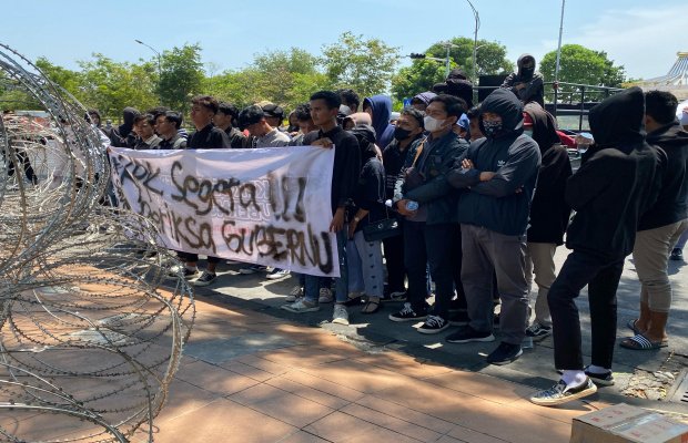 Foto: Ratusan Mahasiswa dan Santri Anti Korupsi saat berdemo di kantor Gubernur Jatim