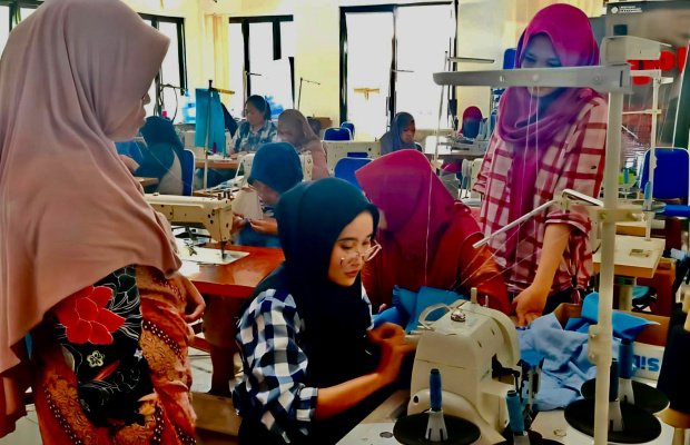 Foto : Pelatihan menjahit di kantor Disnaker Kabupaten Lumajang. (sumber: Diskominfo)