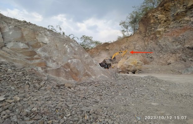 Foto: Dua alat berat ekskavator di galian c