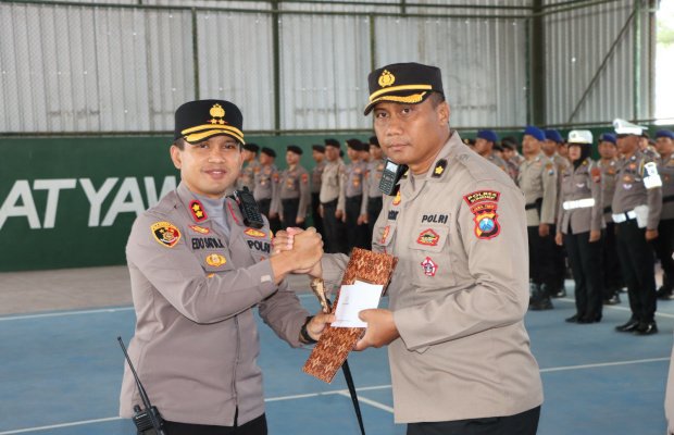Foto: Kapolres Sumenep memberikan penghargaan kepada personelnya