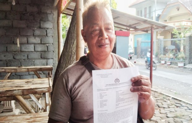 Foto : Suyono menunjukkan surat bukti tanda lapor/pengaduan