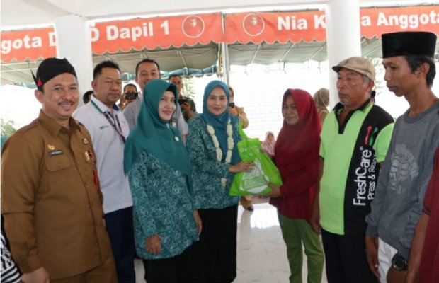 Foto: Ketua TP PKK Hj. Nia Kurnia Fauzi saat memberikan bantuan pemerintah kepada masyarakat di Desa Paberasan, Senin, (16/10/2023).