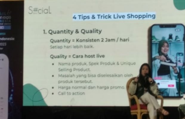 Foto: Ester Jeanette saat memaparkan Tips Live Shopping di FLEI Business Conference 2023