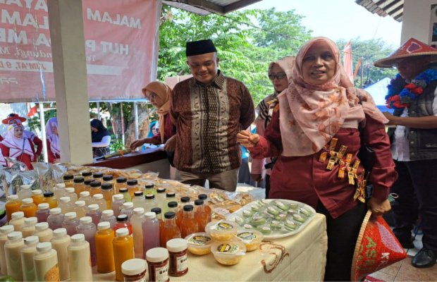 Foto: Masyarakat berkunjung ke salah satu stan