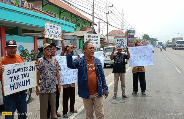 Foto: Warga Desa Panjunan saat Geruduk Kantor Kecamatan Duduksampeyan