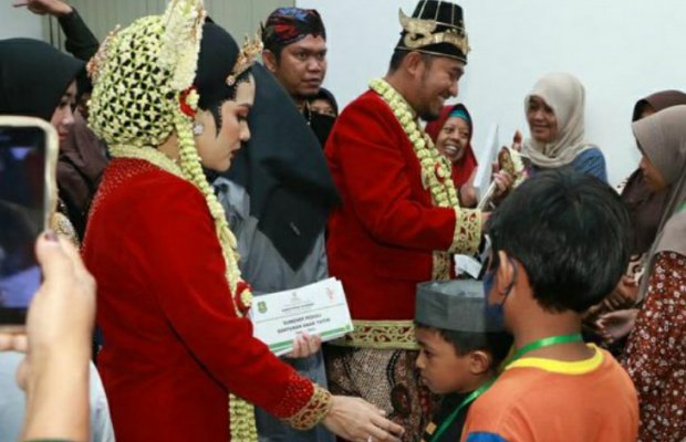 Foto: Bupati Sumenep Achmad Fauzi Wongsojudo bersama Nia Kurnia Fauzi menyerahkan santunan kepada 754 anak yatim
