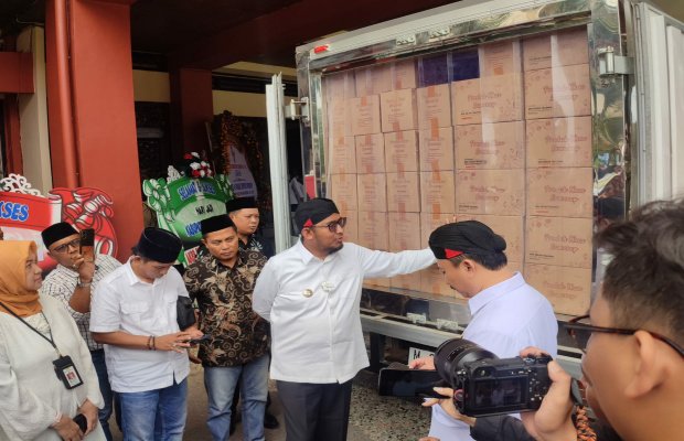 Foto: Bupati Sumenep melakukan pengecekan sebelum melepas ekspor Bawang Merah Goreng