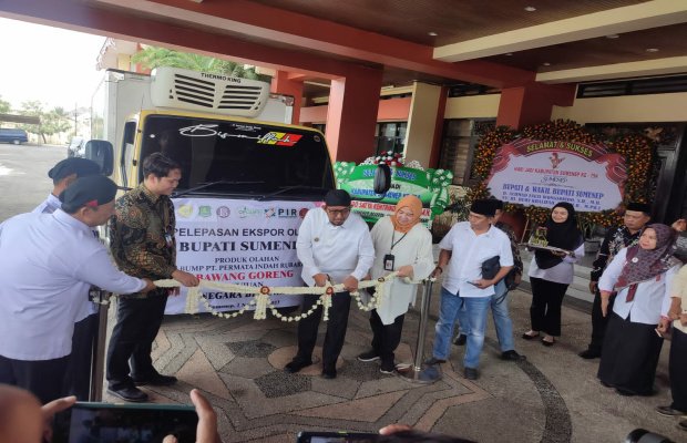 Foto: Bupati Sumenep melakukan prosesi pelepasan ekspor bawang goreng ke Belanda